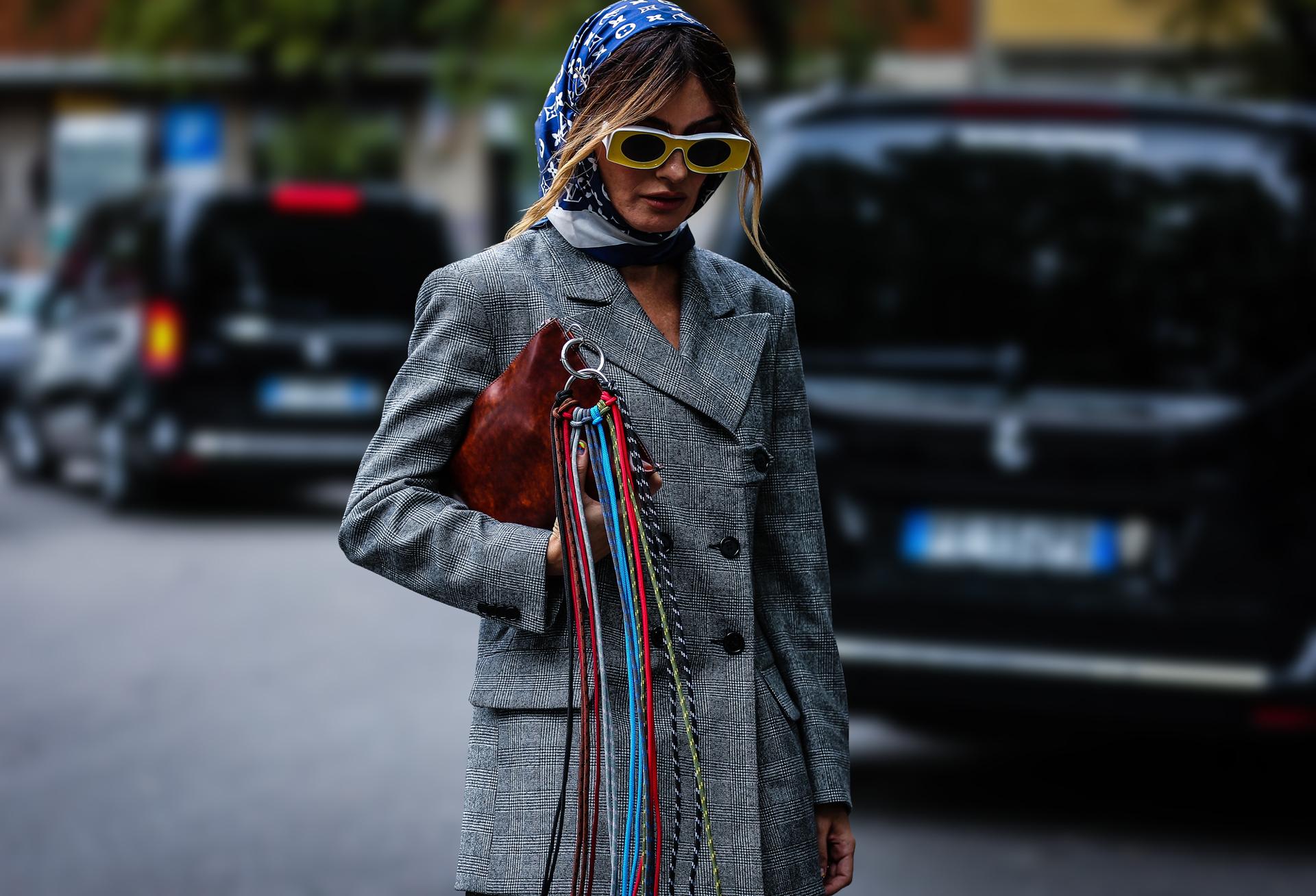 La micro-tendance printanière qui cartonne : les foulards partout — Mode