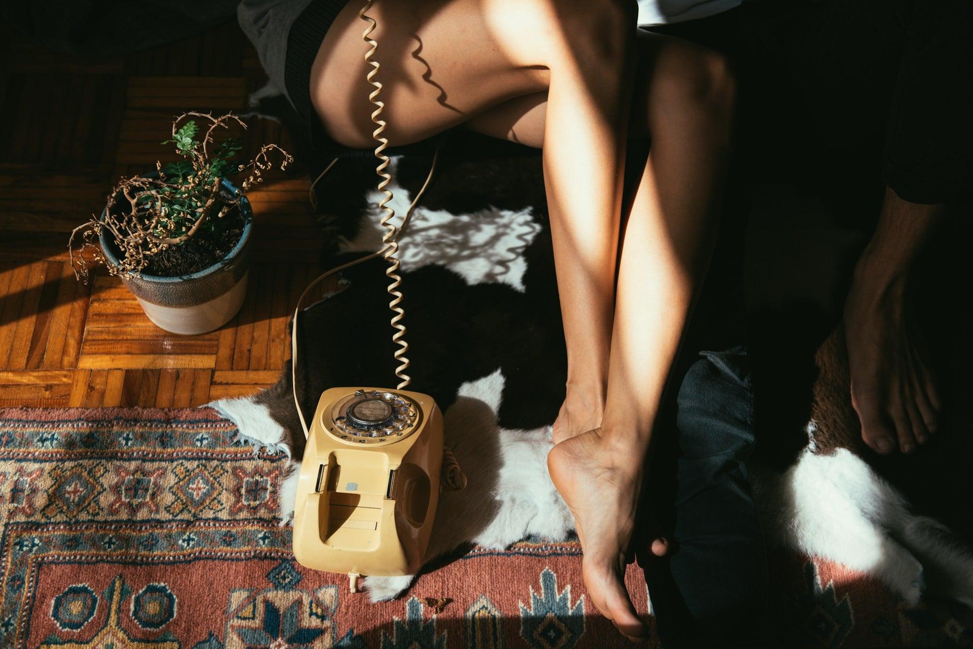 Chiami o inviti sempre qualcuno a casa solo per non restare da solo? Ecco il motivo psicologico — Lifestyle