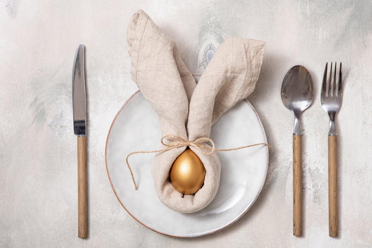 DIY en quelques minutes : Comment plier une serviette en forme d’oreilles de lapin pour Pâques — Décoration