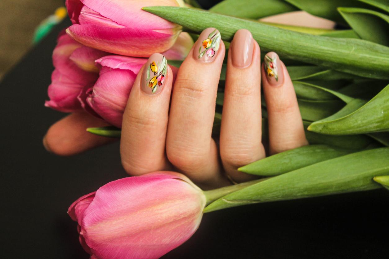 Uñas con estampado floral para la primavera 2026: Estas 7 manicuras hermosas son nuestras favoritas — Estilo