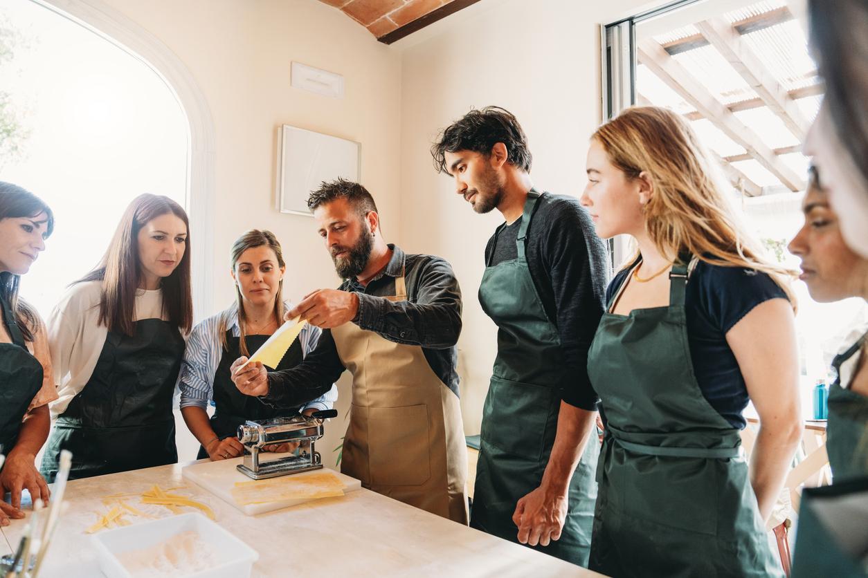 Dai corsi di cucina alla ceramica: 5+1 hobby di gruppo per fare nuove amicizie — Lifestyle