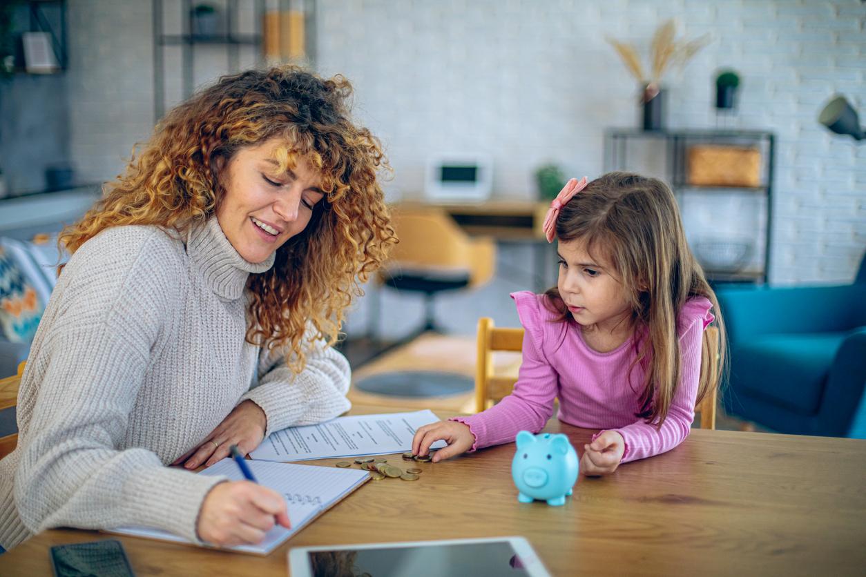 Devo dire a mia figlia quanto guadagniamo? Come parlo di soldi con lei — Famiglia