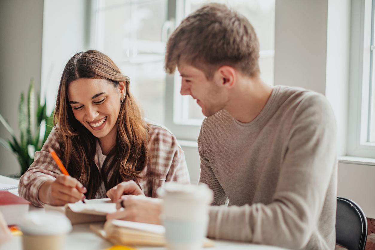 5+1 signe révélateur que quelqu’un essaie de flirter en secret avec toi — Relation