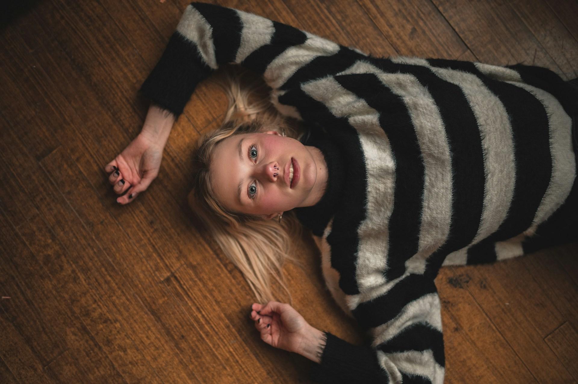 7 segnali di burnout femminile spesso scambiati per pigrizia — Lifestyle