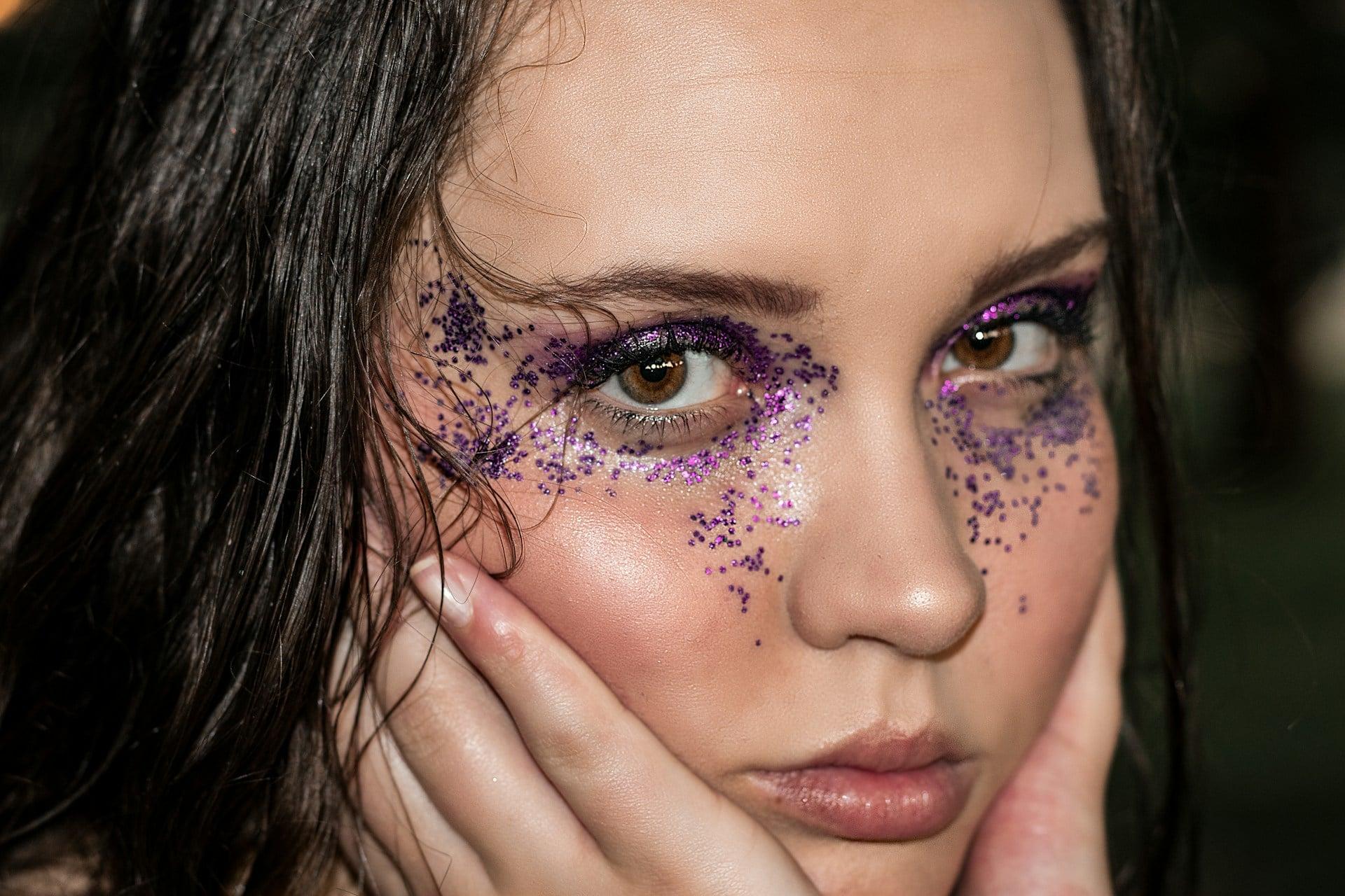 Il ritorno degli anni 2000 nelle tendenze make-up: 5+1 look per una dolce nostalgia — Viso