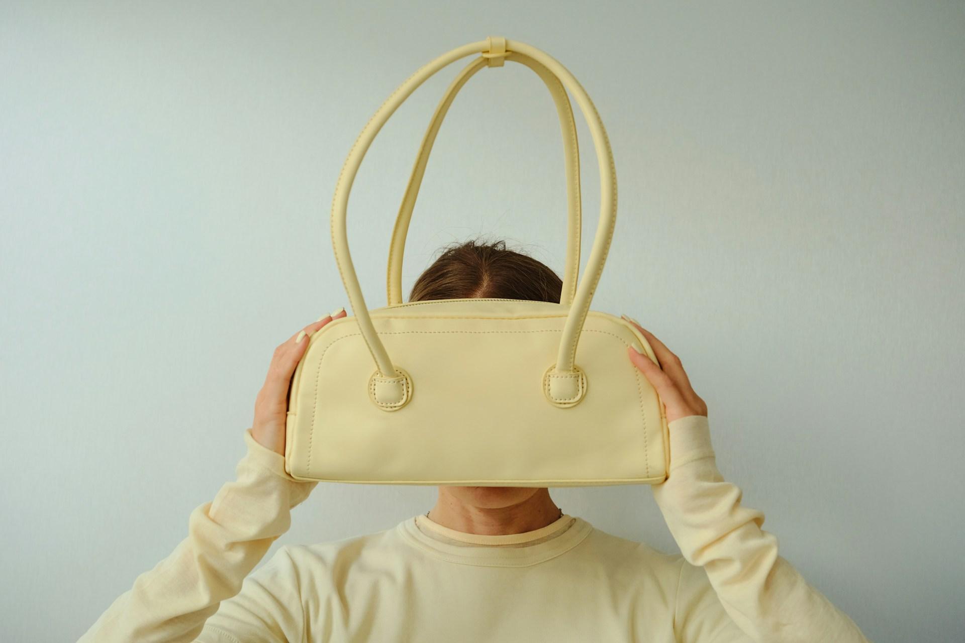 Ovunque guardi, vedi il giallo burro - Come indossare la tendenza colore più forte della primavera — Moda