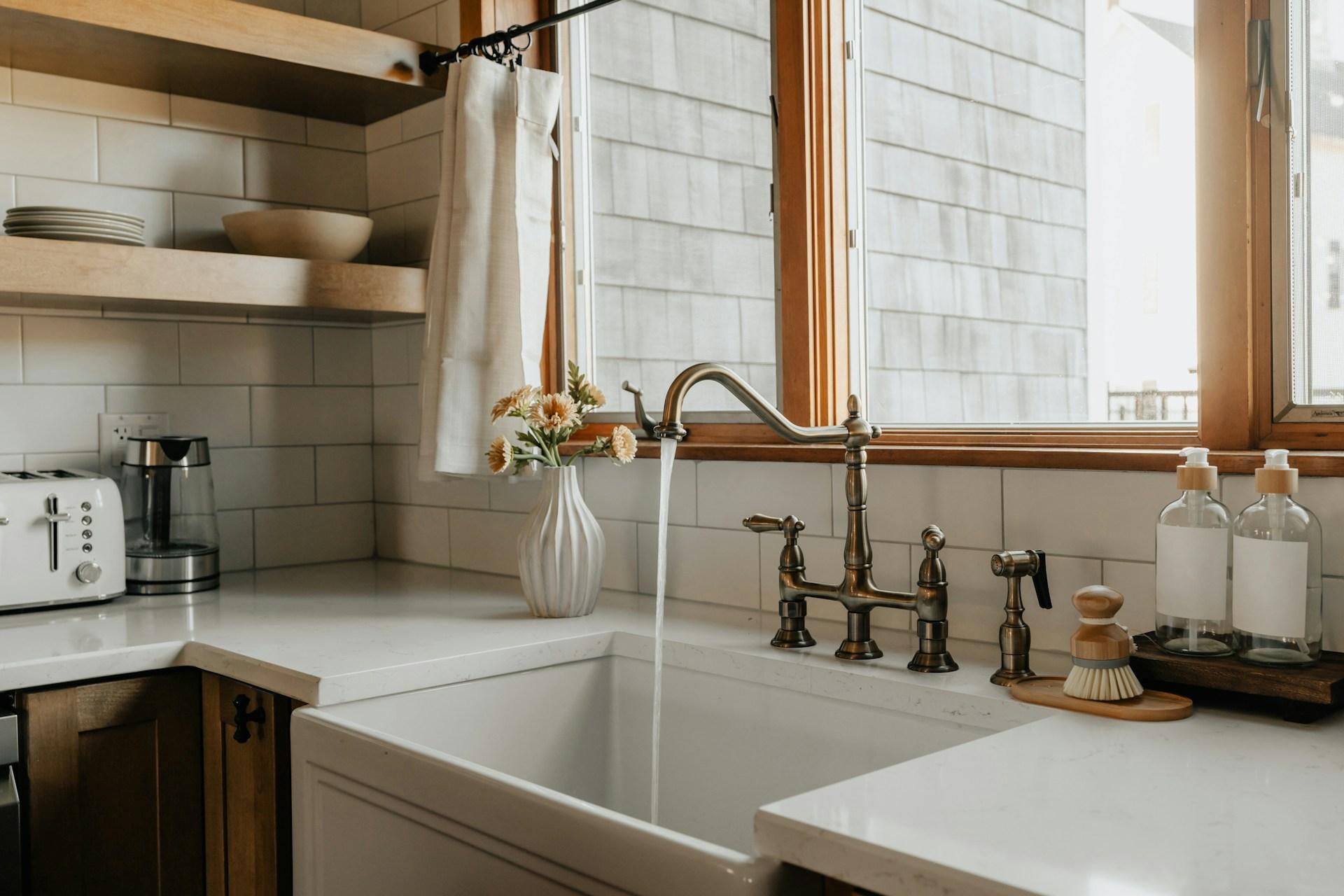 6 Designfehler, die das Saubermachen deiner Küche zum Albtraum machen — Haushalt