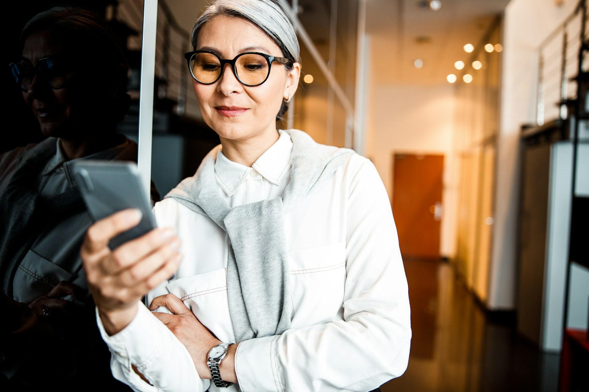 «Ha chiesto in prestito milioni, poi è sparito senza una parola.» Le nuove vittime degli uomini: donne single over 55 — Relazione