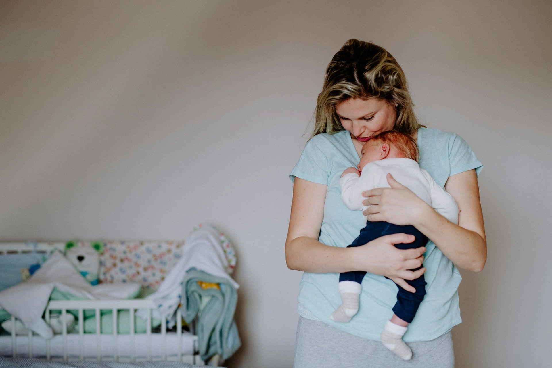 “Non lascerei mai che succeda a lei” Come la maternità può risvegliare le ferite dell’infanzia — Famiglia