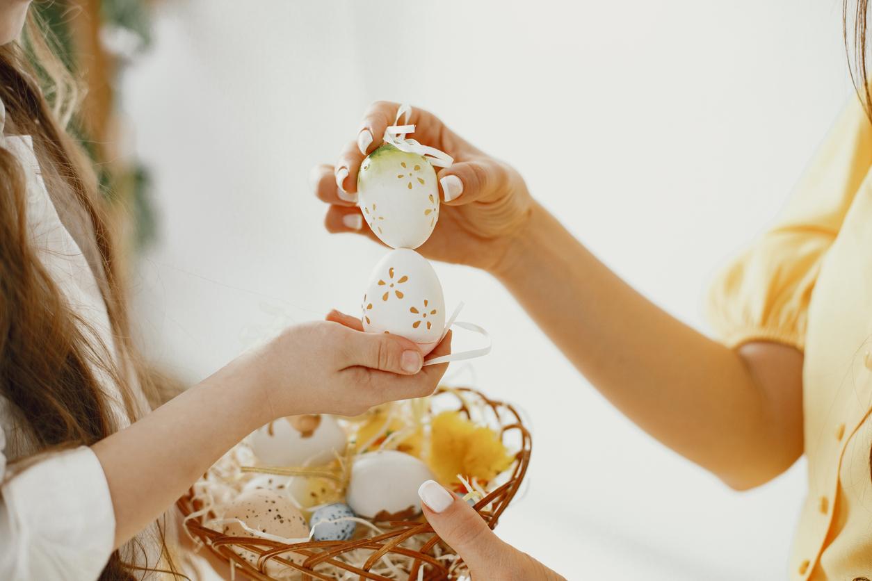 La magie de l’arrosage de Pâques s’est-elle envolée ? Le récit vu par deux petites filles — Famille