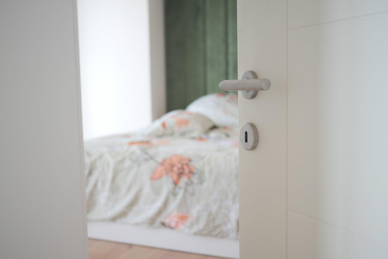 ¿Duermes con la puerta abierta? Esto cambiará tu forma de hacerlo — Salud