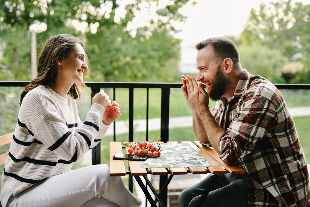 10 signes que votre corps envoie quand vous êtes attiré(e) par quelqu’un — Relation