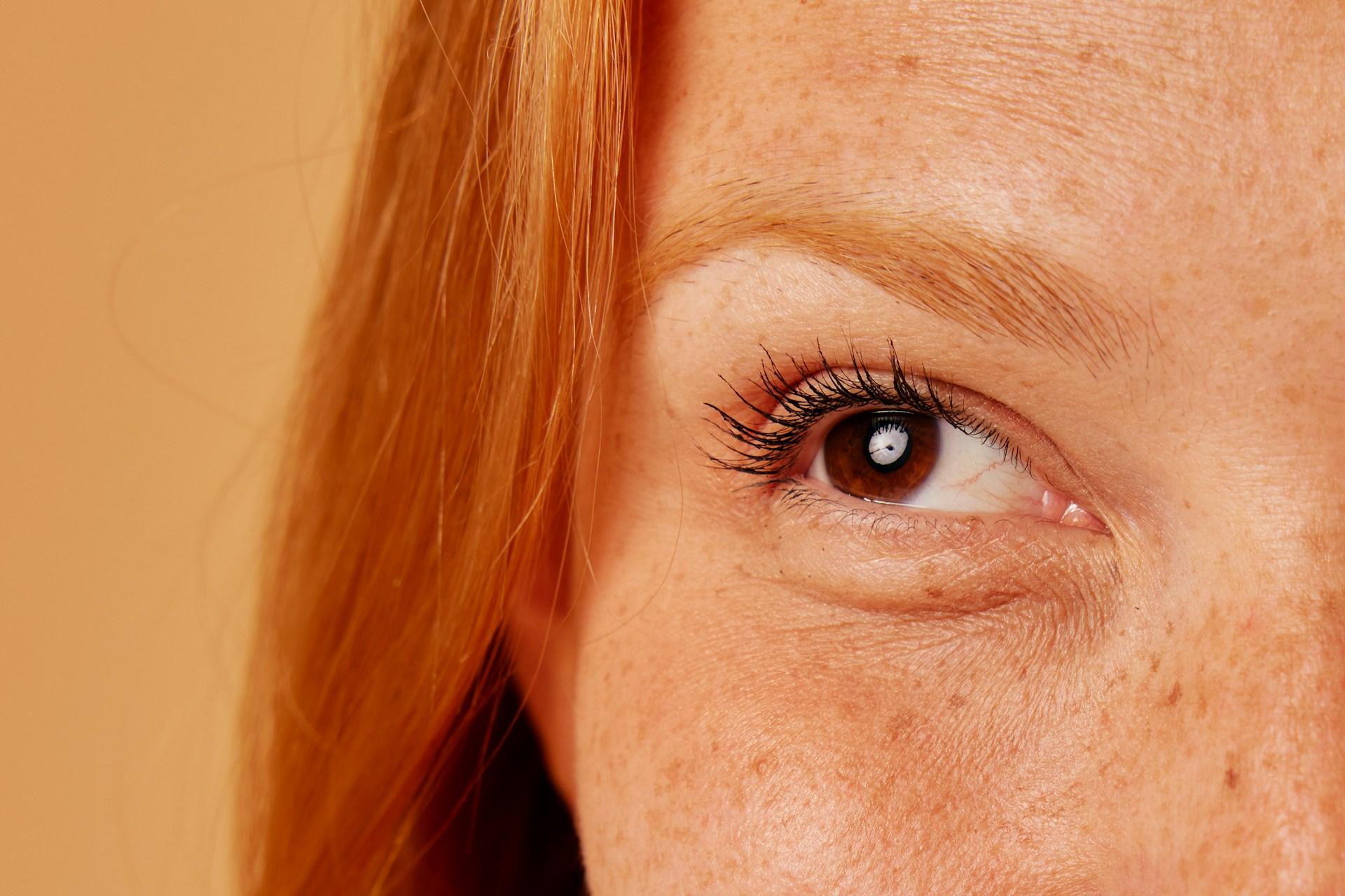 Setzt sich dein Concealer auch in den Fältchen ab? Dann probier die besten Profi-Make-up-Tricks aus — Gesicht