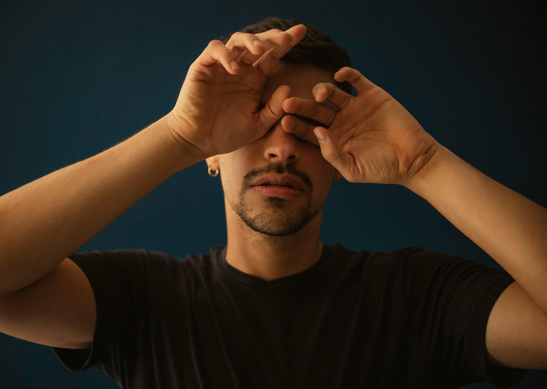 “Solo hablo contigo porque me das pena.” Frases que duelen en los reyes de la creación — Relación