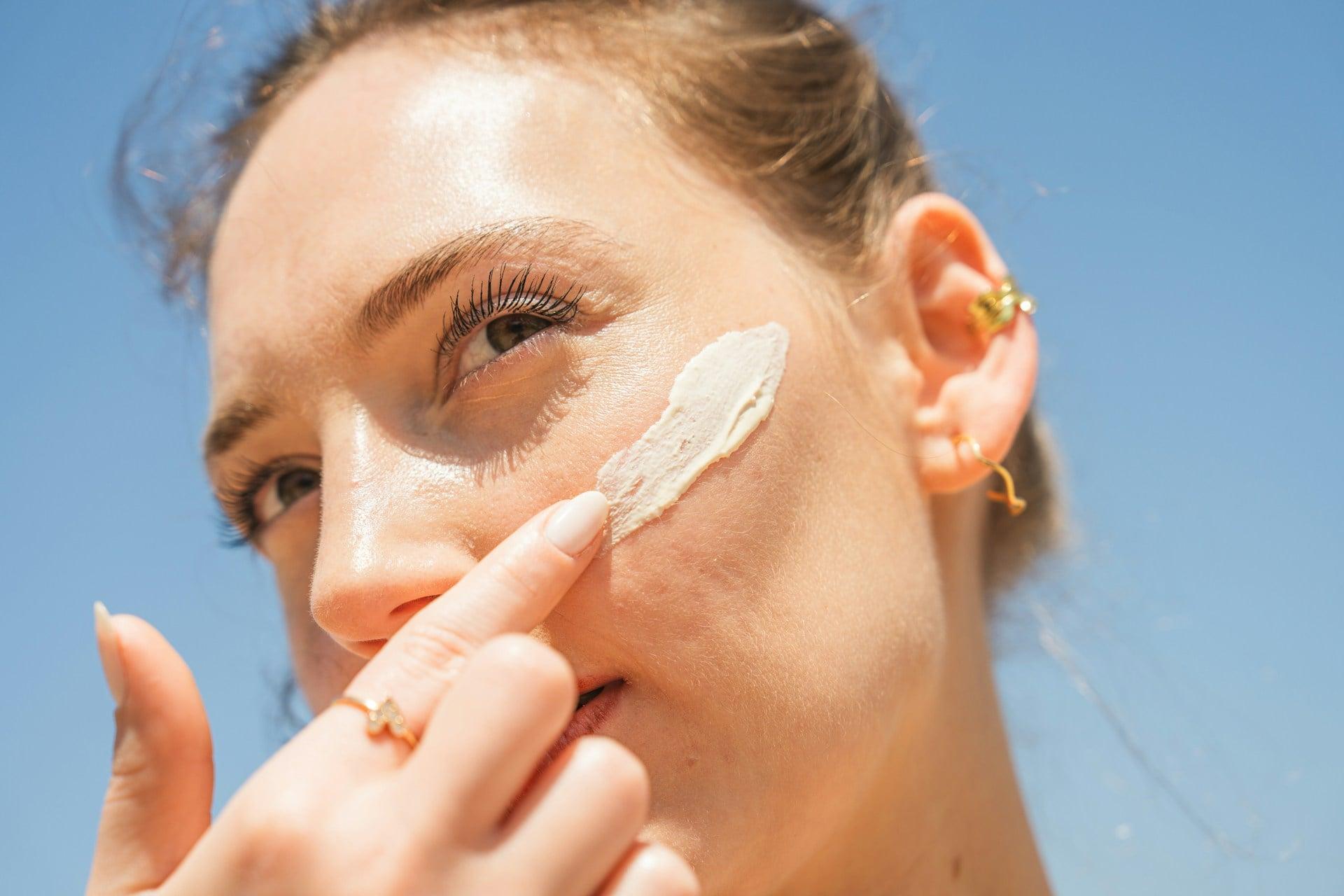 8 productos de skincare que debes usar antes de subir a un avión — Rostro