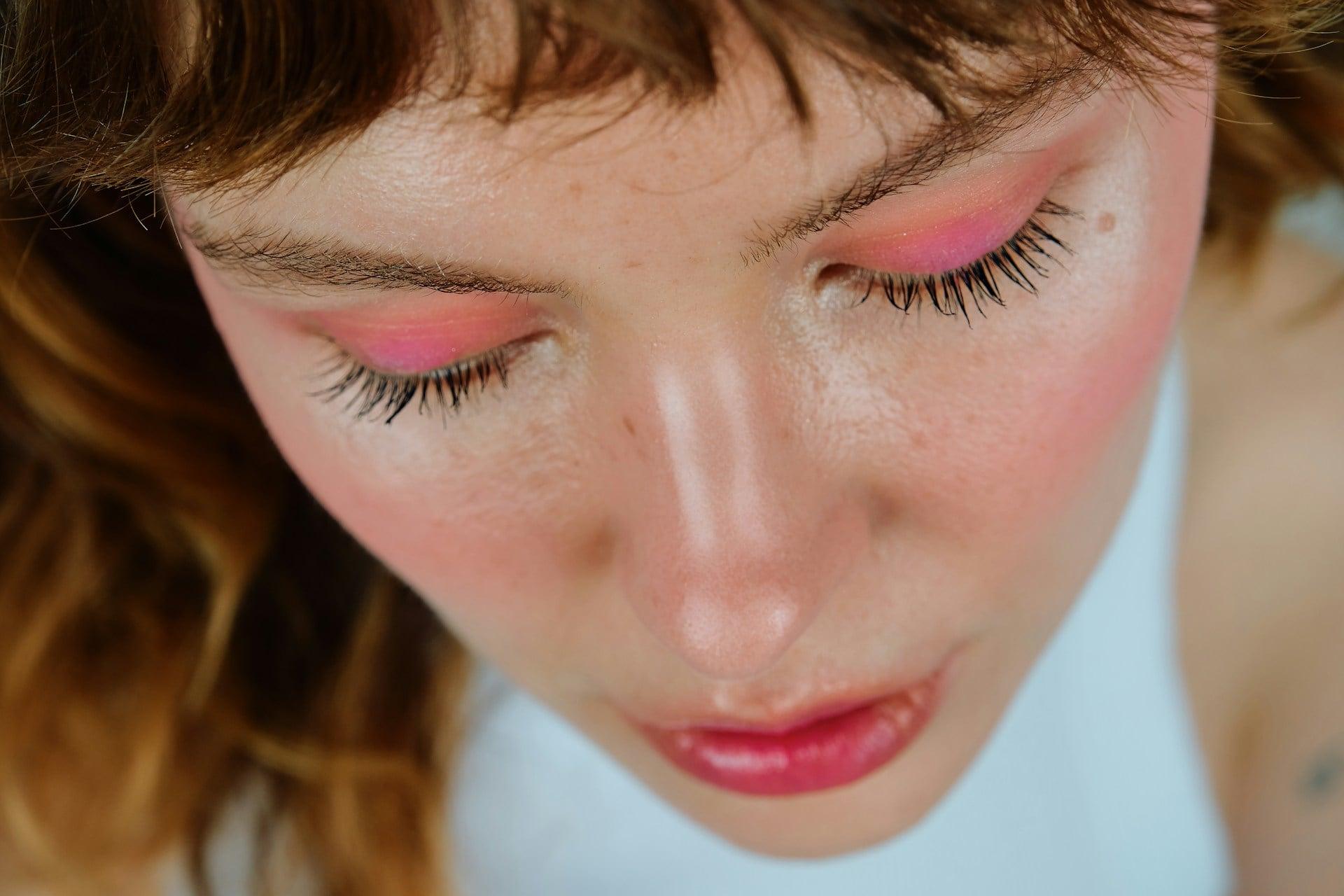 5 erreurs de maquillage qui font paraître votre visage fatigué (et comment les éviter) — Visage