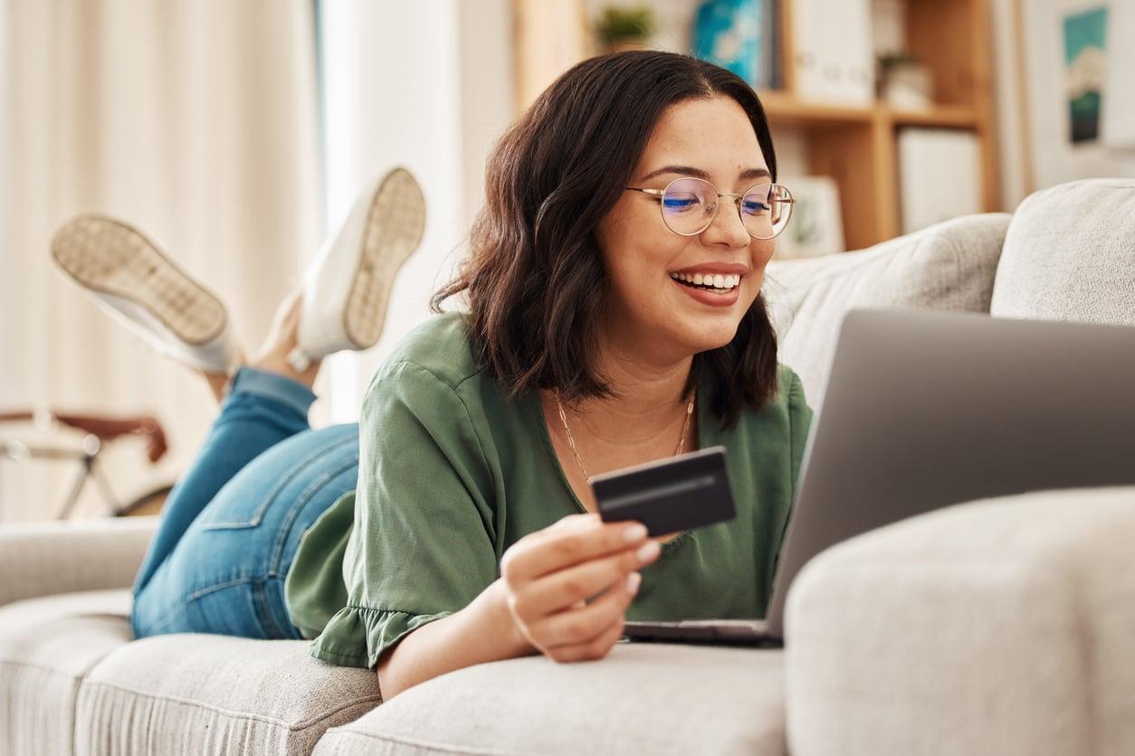 7 cose che chi gestisce bene i soldi non fa mai quando compra online — Lifestyle