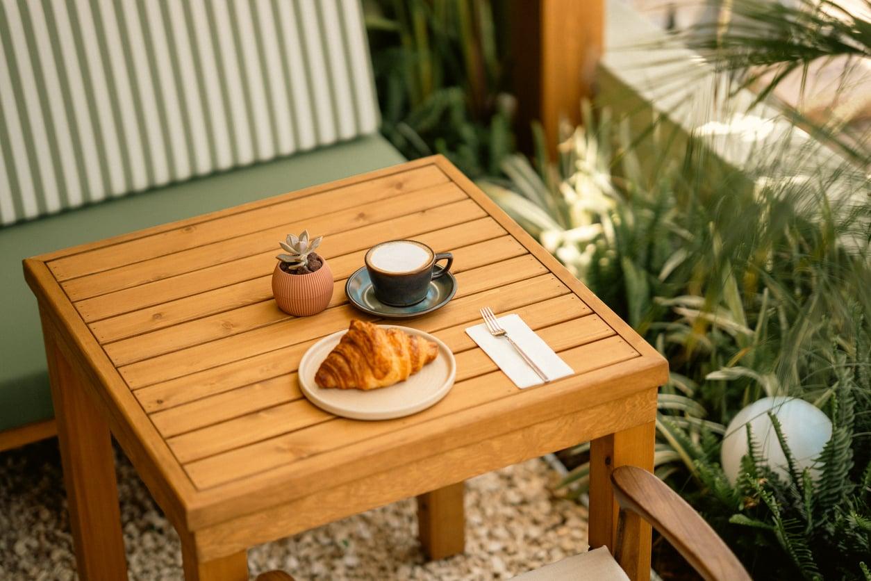 5 günstige Ideen, die deinen Balkon in ein mediterranes Café verwandeln — Garten & Terrasse