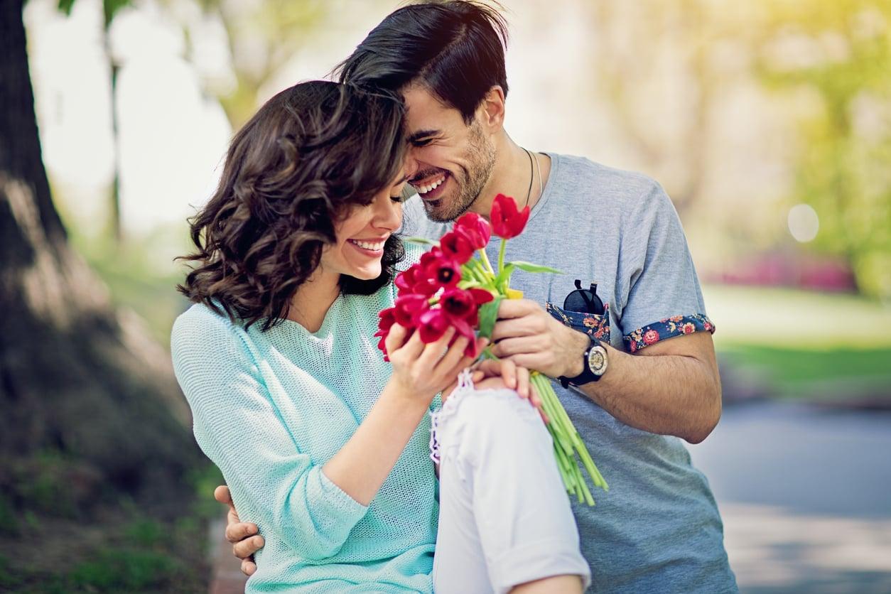 Non sei solo: perché in primavera e in estate desideriamo l'amore più intensamente — Lifestyle