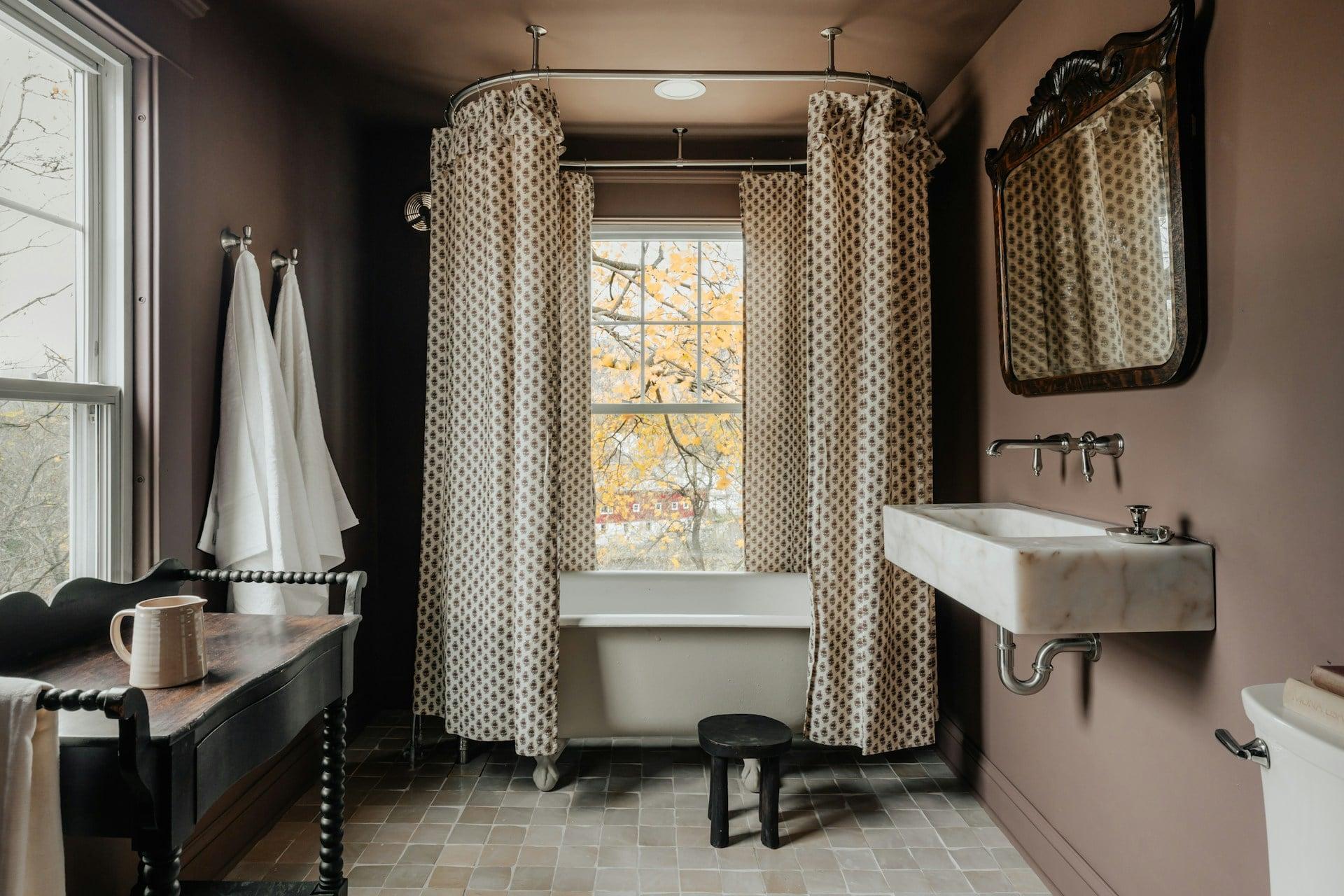 Shower Curtain or Glass Screen? 10 Situations That Tell You Exactly Which One to Choose — Household