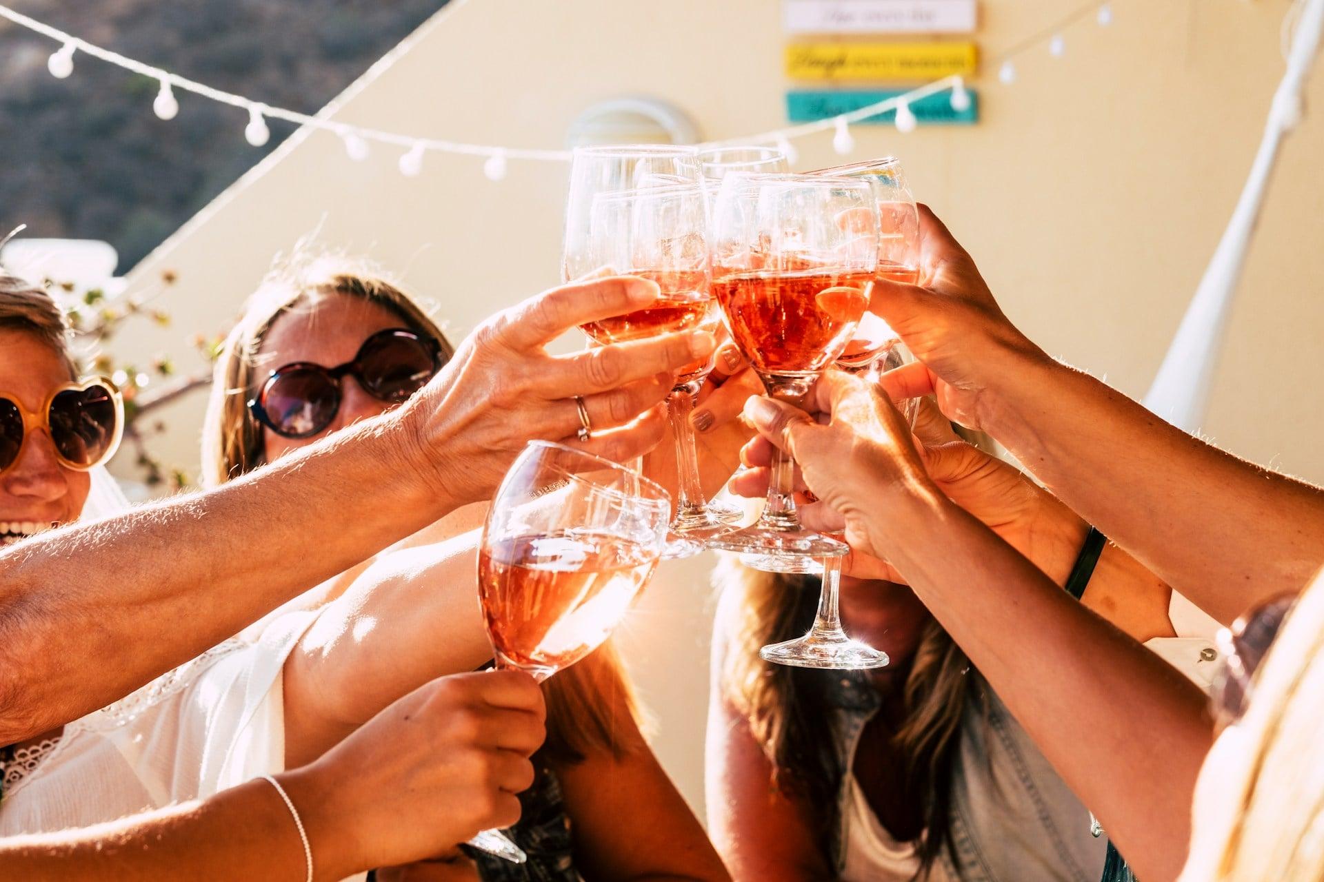 Las 3 bebidas que casi te garantizan una resaca brutal al día siguiente — Estilo de vida