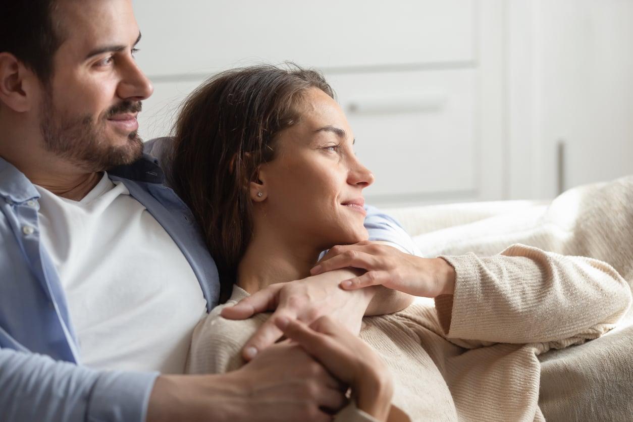 3 signes que ton partenaire n'est pas introverti, mais émotionnellement indisponible — Relation