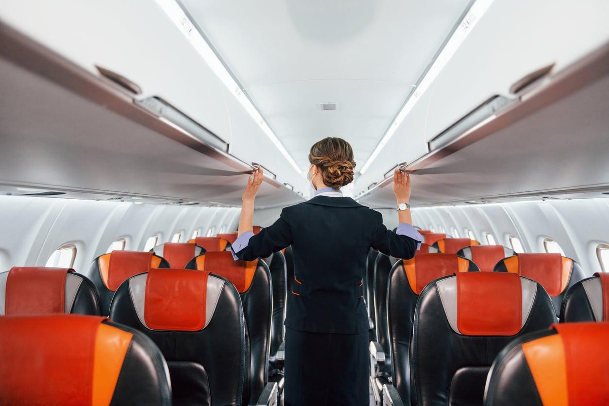 5 cose che infastidiscono gli assistenti di volo — e che quasi tutti facciamo senza accorgercene — Tempo libero