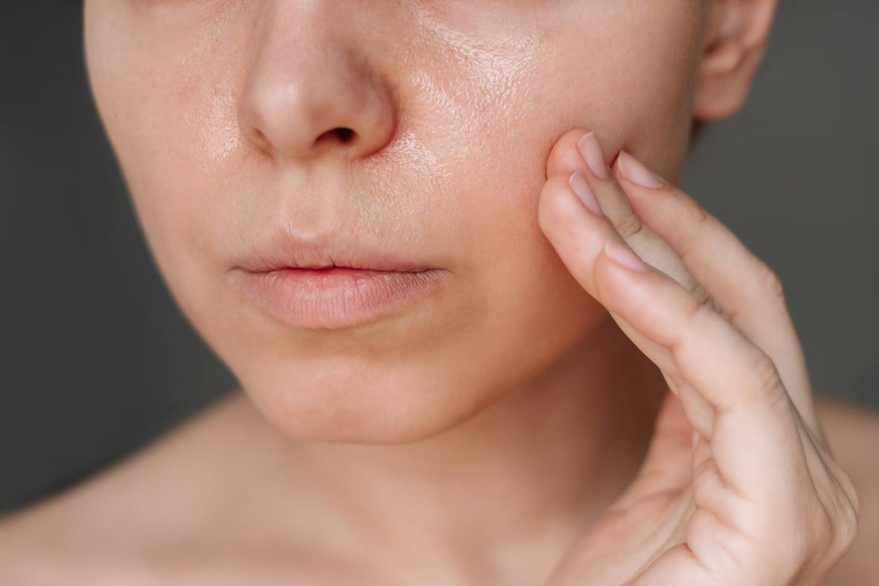 La pelle lucida già a mezzogiorno? Ecco i 3 errori del mattino che rovinano il tuo make-up — Viso