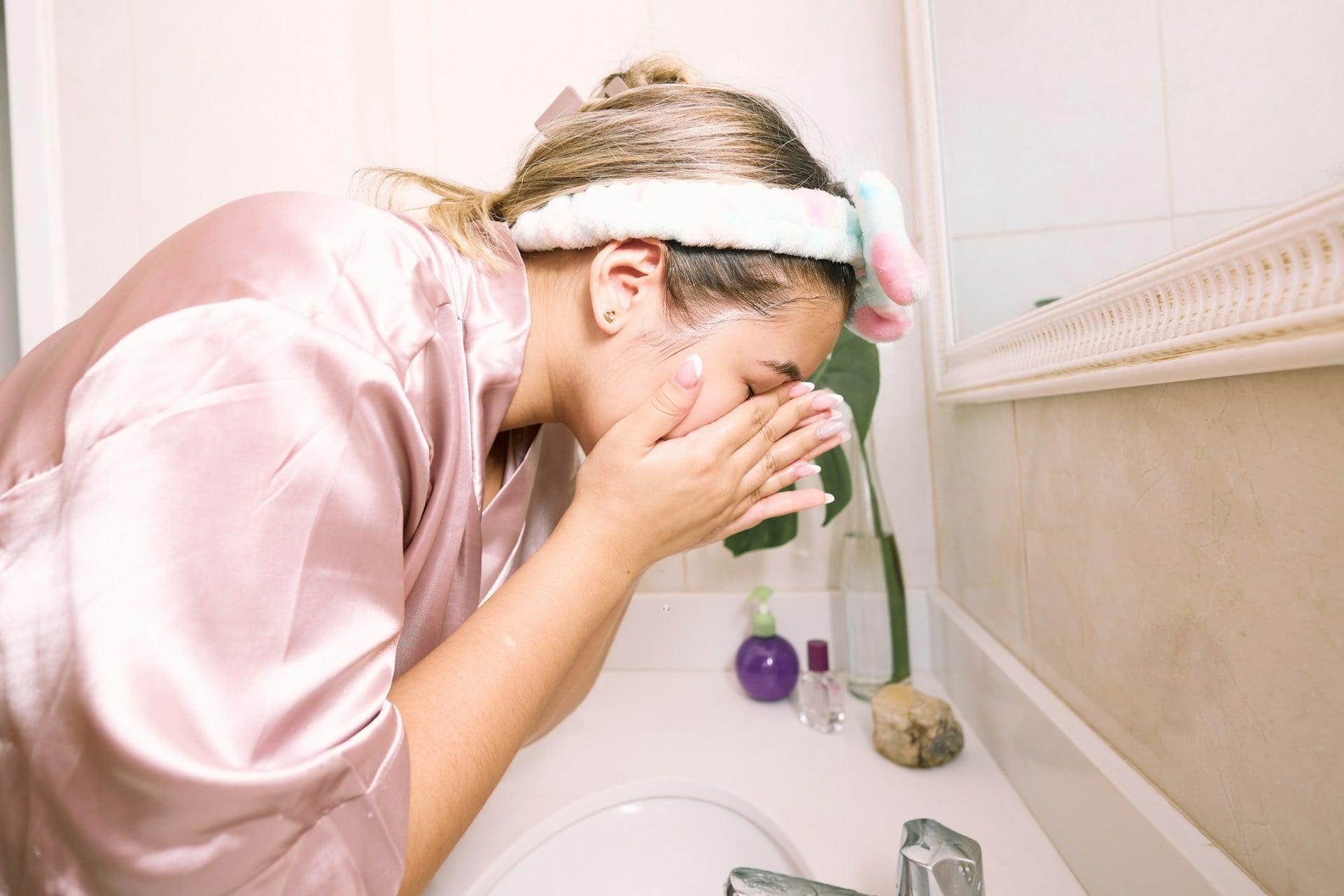 El truco de 30 segundos para lavarte la cara que cambia todo (y que tu dermatóloga ya sabe) — Rostro