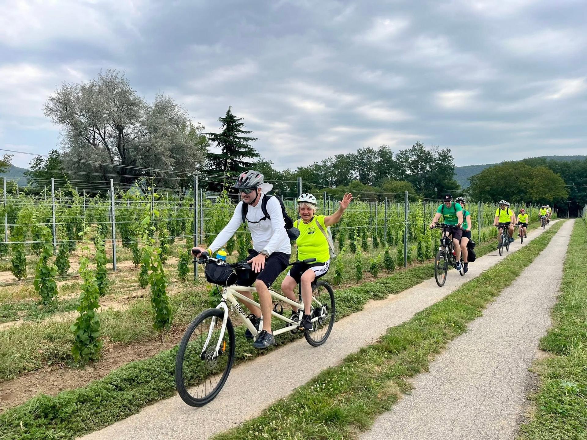 Sehende und blinde Menschen umrunden gemeinsam den Balaton – auf zwei Rädern, mit einem Ziel — Freizeit