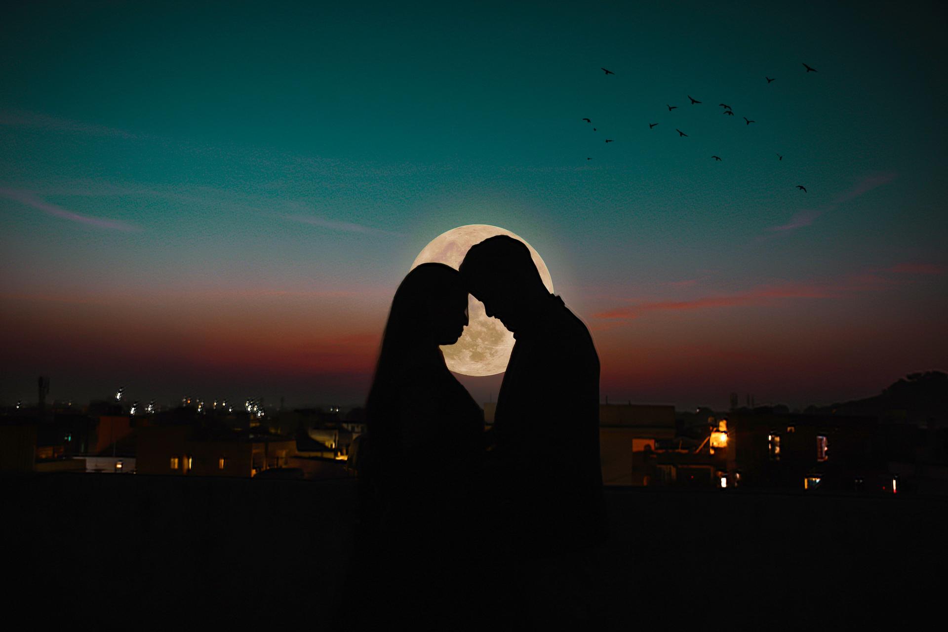 La luna piena d'estate porta un incontro che cambia la vita a 4 segni zodiacali — Lifestyle