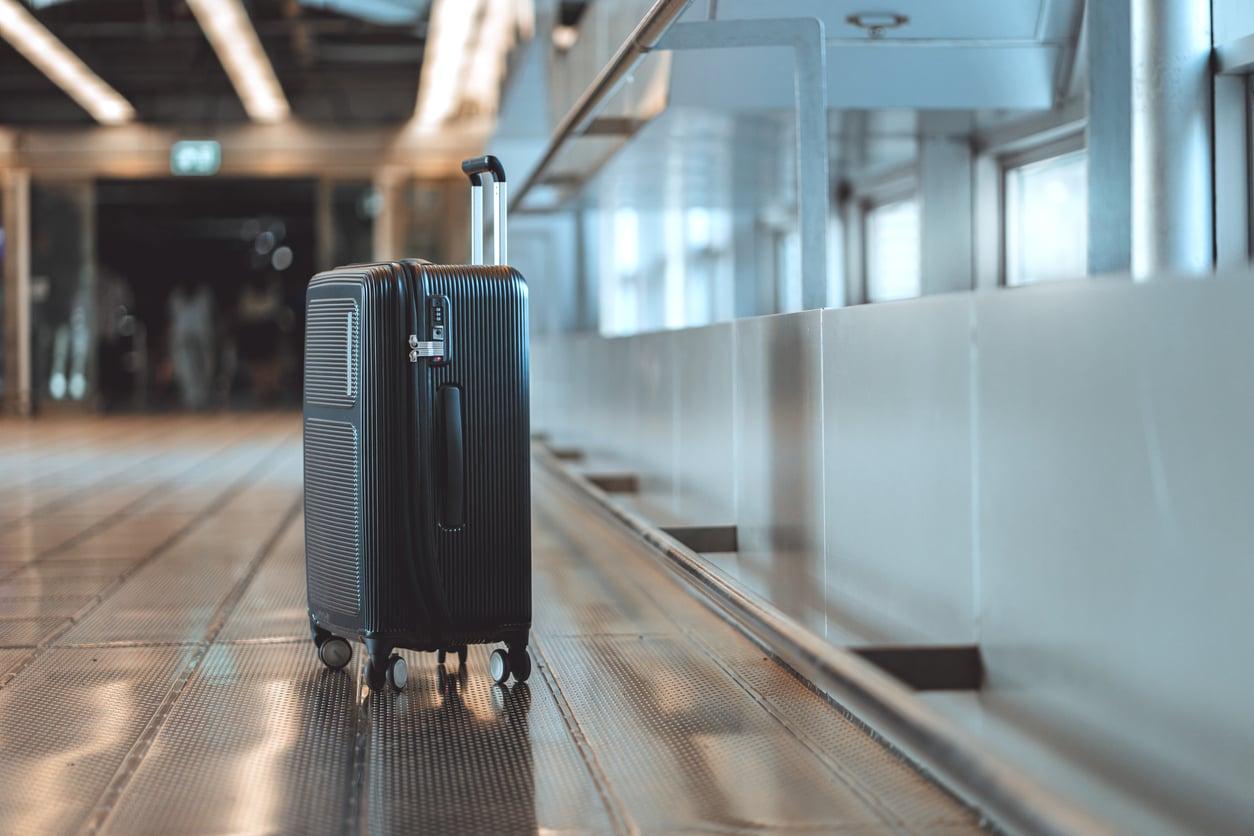 Pourquoi la valise noire est le pire choix pour voyager en avion — Loisirs
