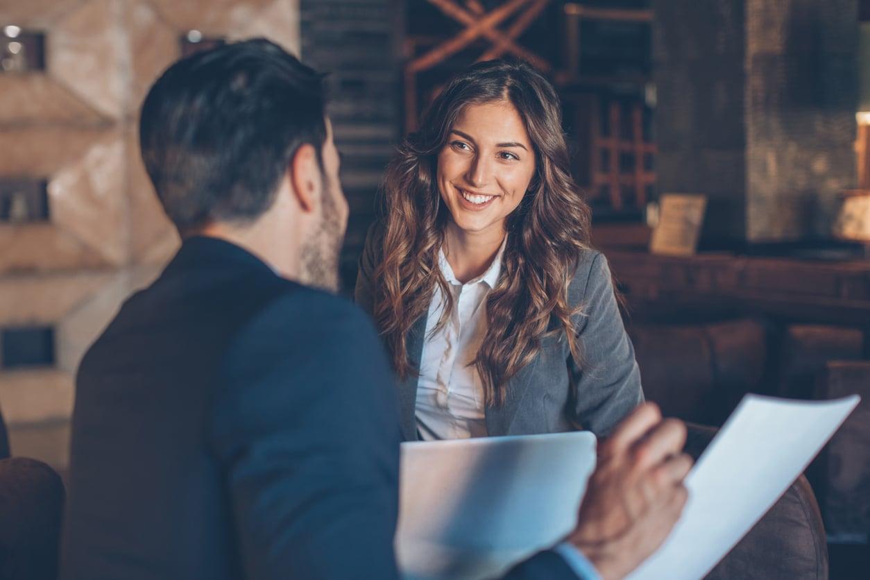Non è più solo una collega: i segnali che il tuo partner ha superato il limite — Relazione