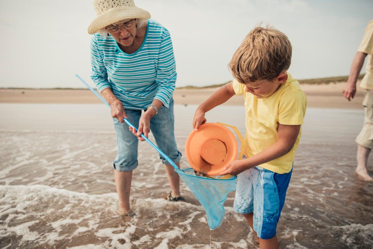 Les grands-parents ne sont pas des baby-sitters gratuits : eux aussi ont le droit de dire non cet été — Famille
