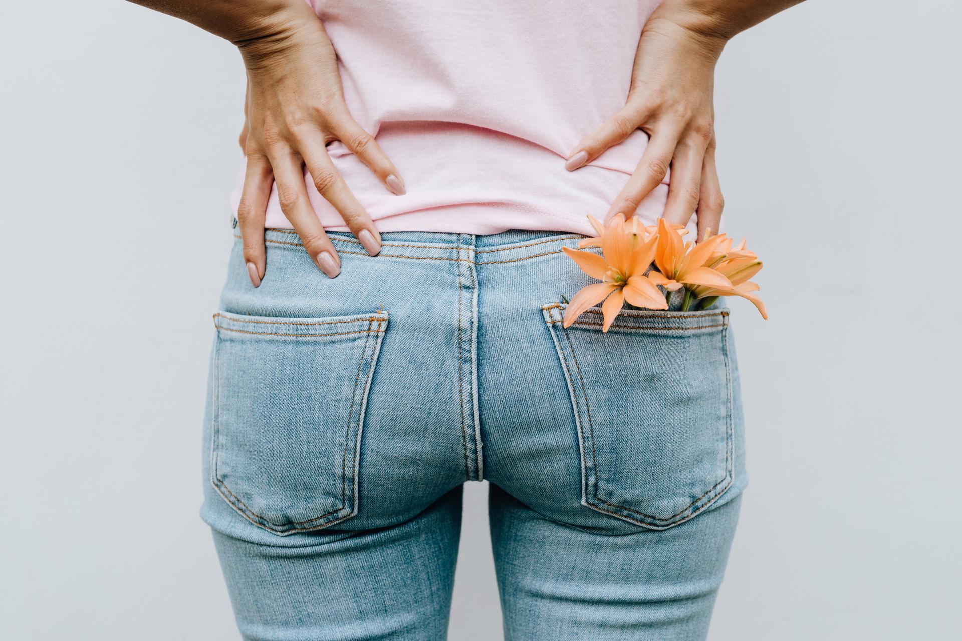 La posizione delle tasche dei jeans che rende il lato B più bello (e quasi nessuno la nota) — Moda