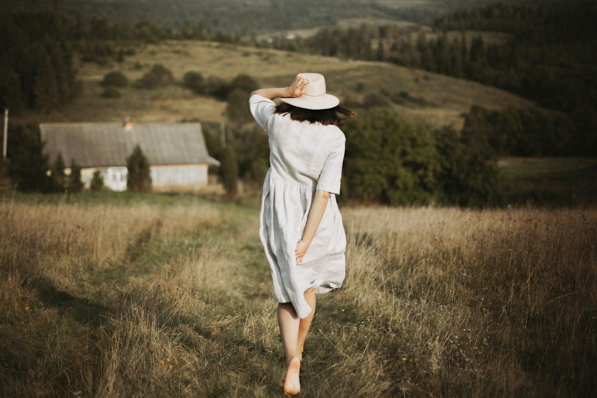 Dieses weiße Kleid tragen diesen Sommer die elegantesten Frauen über 40 — Mode