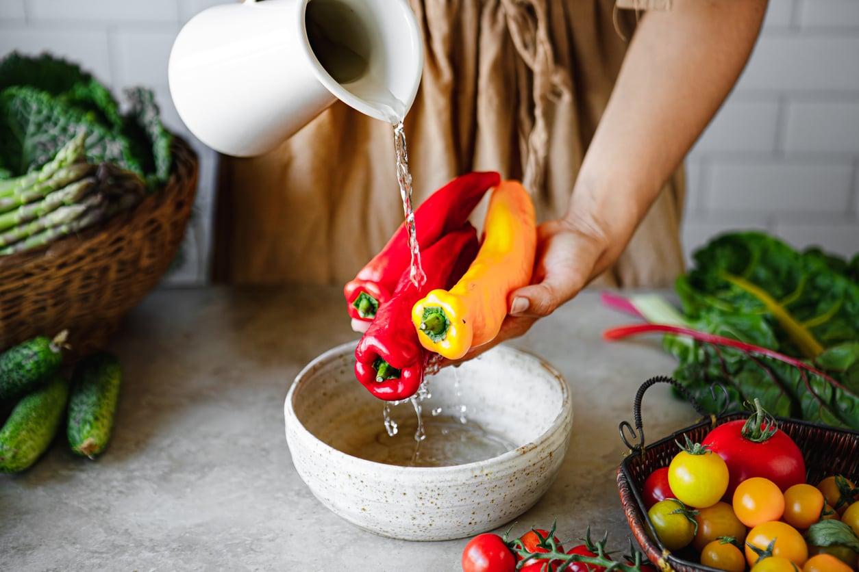 Faut-il laver ses fruits et légumes au bicarbonate ? Ce que dit vraiment la science — Santé