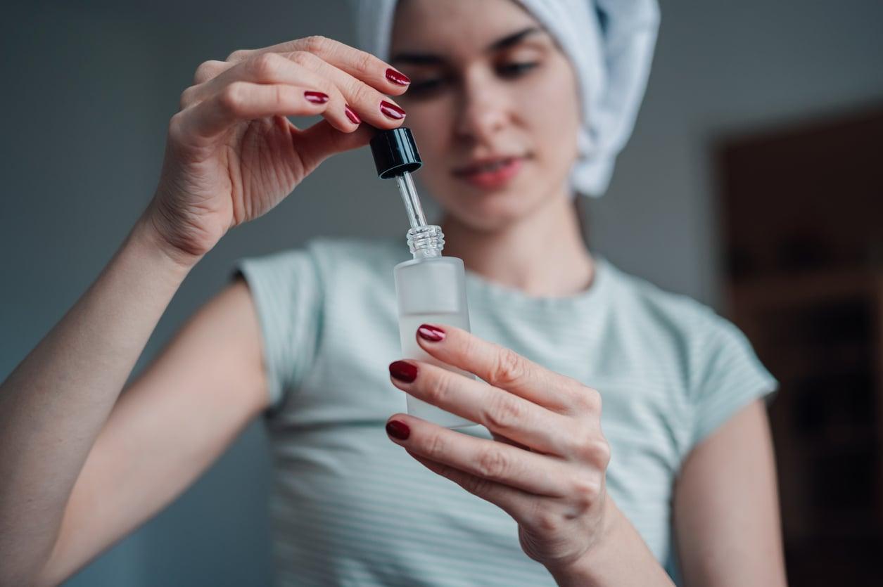 Vitamin-C-Serum, Centella, PDRN: Diese 3 Wirkstoffe retten deine Sommerhaut — Gesicht