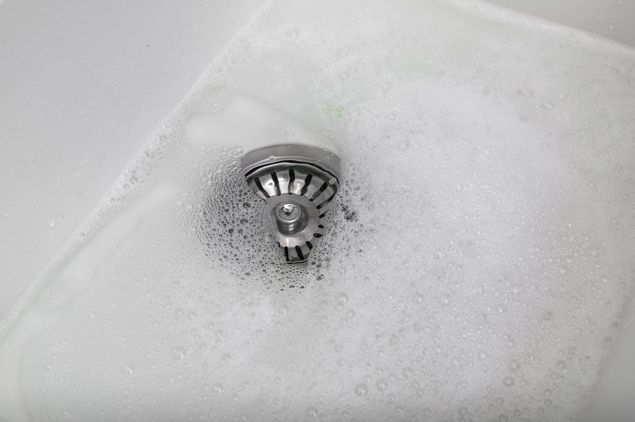 Canalisation qui pue pendant la canicule ? Ces 2 ingrédients éliminent l'odeur en quelques minutes — Ménage