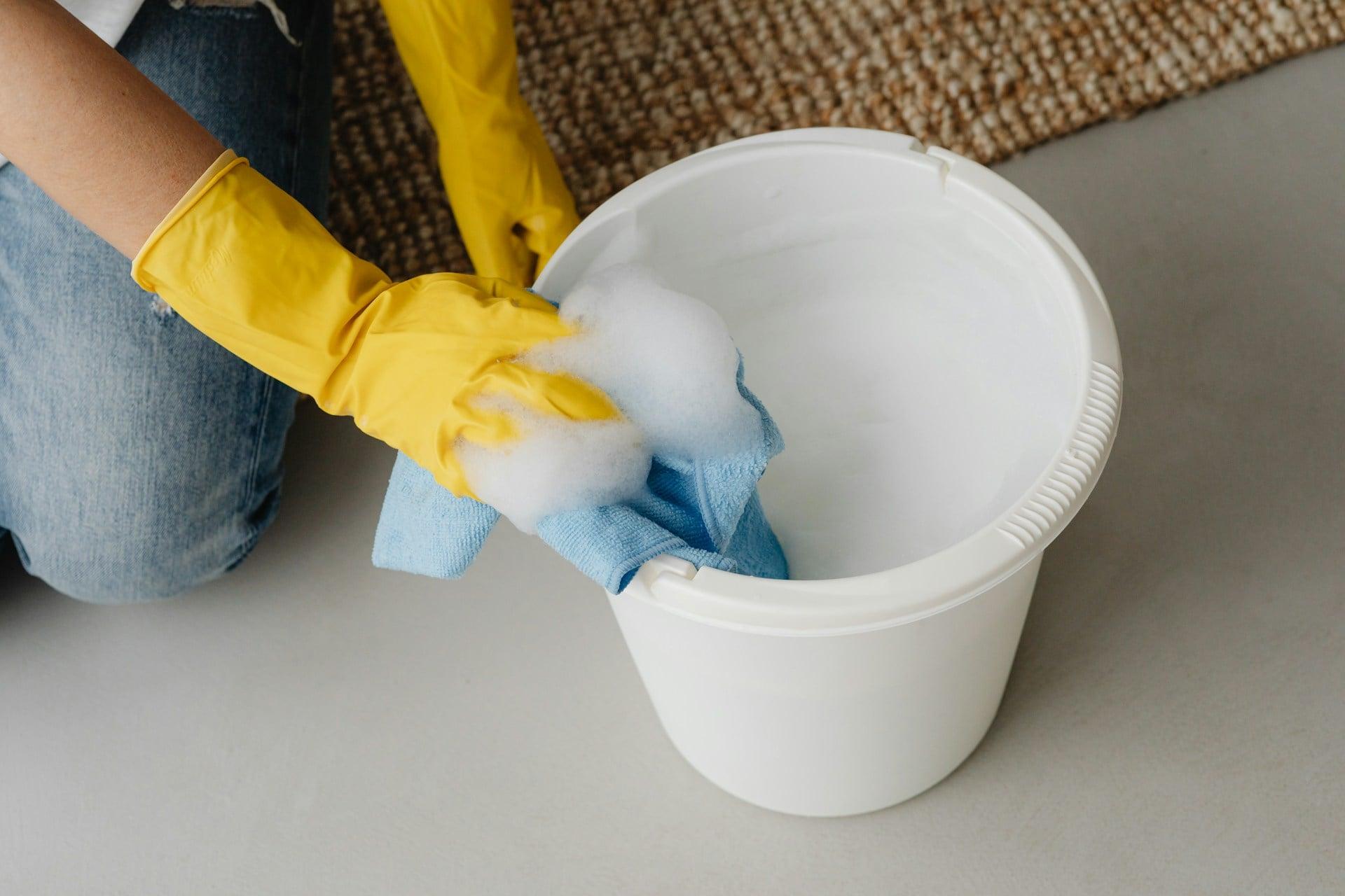 ¿Quitas el polvo con un trapo húmedo? Por eso tus muebles se ensucian más rápido — Hogar y limpieza