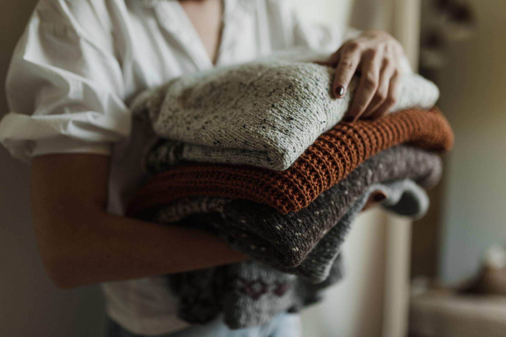 Il tuo maglione preferito si è riempito di pallini? Bastano 2 minuti per farlo tornare come nuovo — Moda