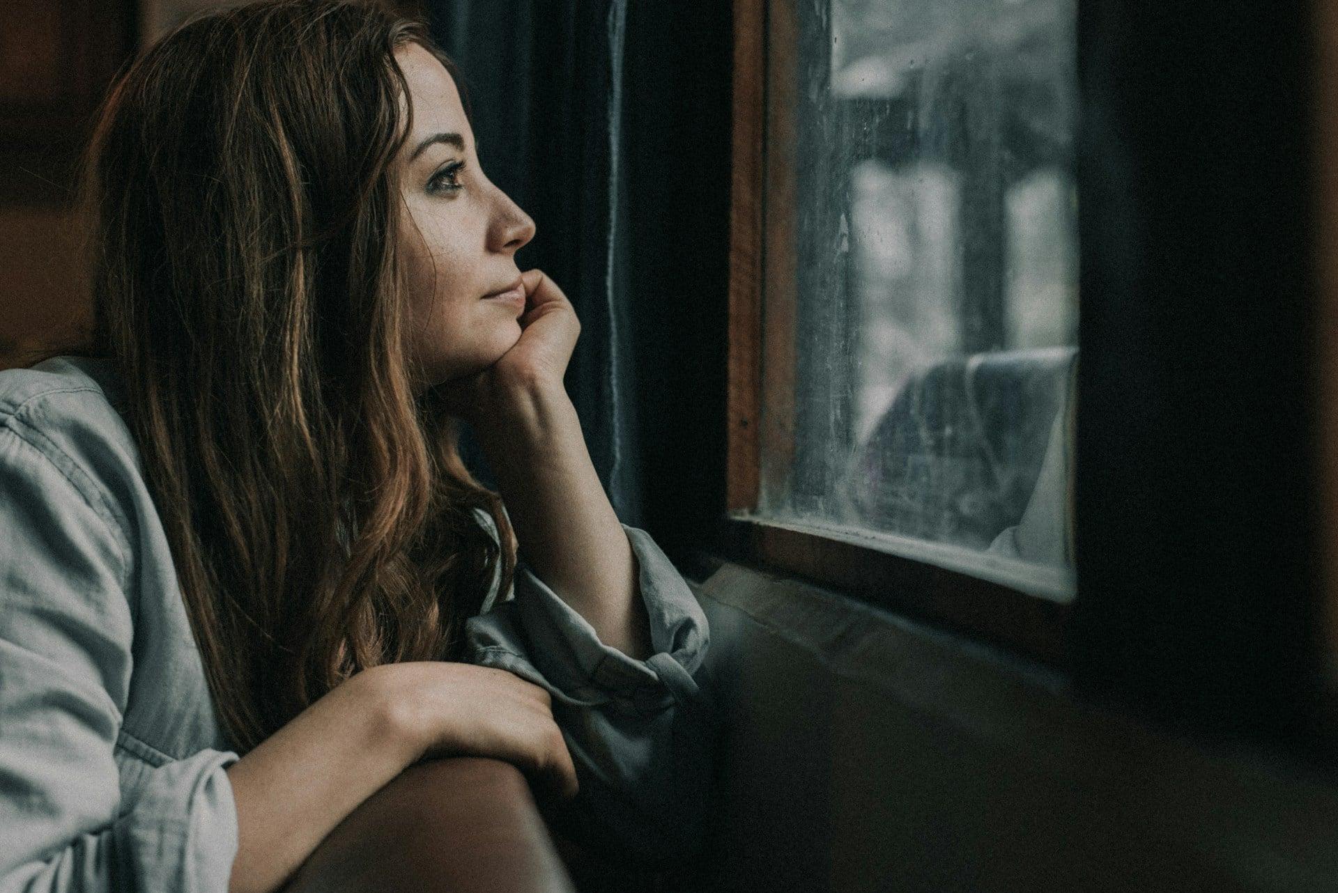 Ces 4 signes du zodiaque qui gardent tout pour eux — et en souffrent en silence — Mode de vie