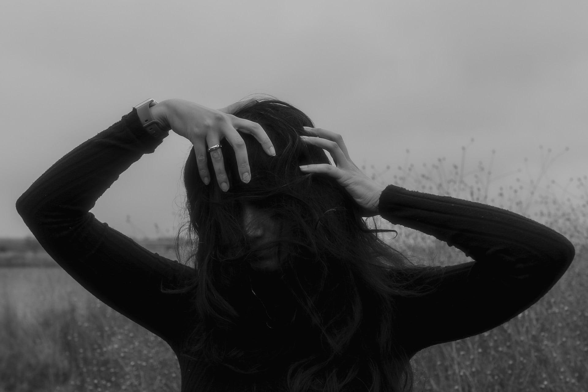 La solitudine che nessuno vede: non colpisce le single, ma le donne intrappolate in una relazione sbagliata — Lifestyle