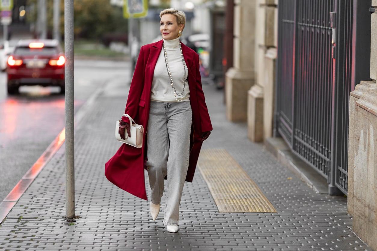 Cette couleur de manteau qui fait paraître instantanément plus jeune après 50 ans — Mode