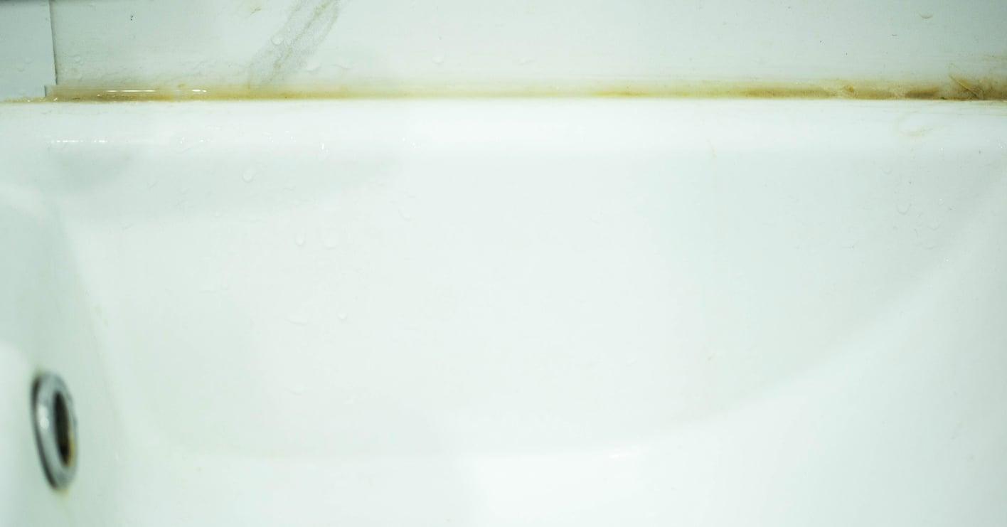 Le joint de salle de bain jaunit ? Un ingrédient du placard de cuisine peut tout changer — Ménage
