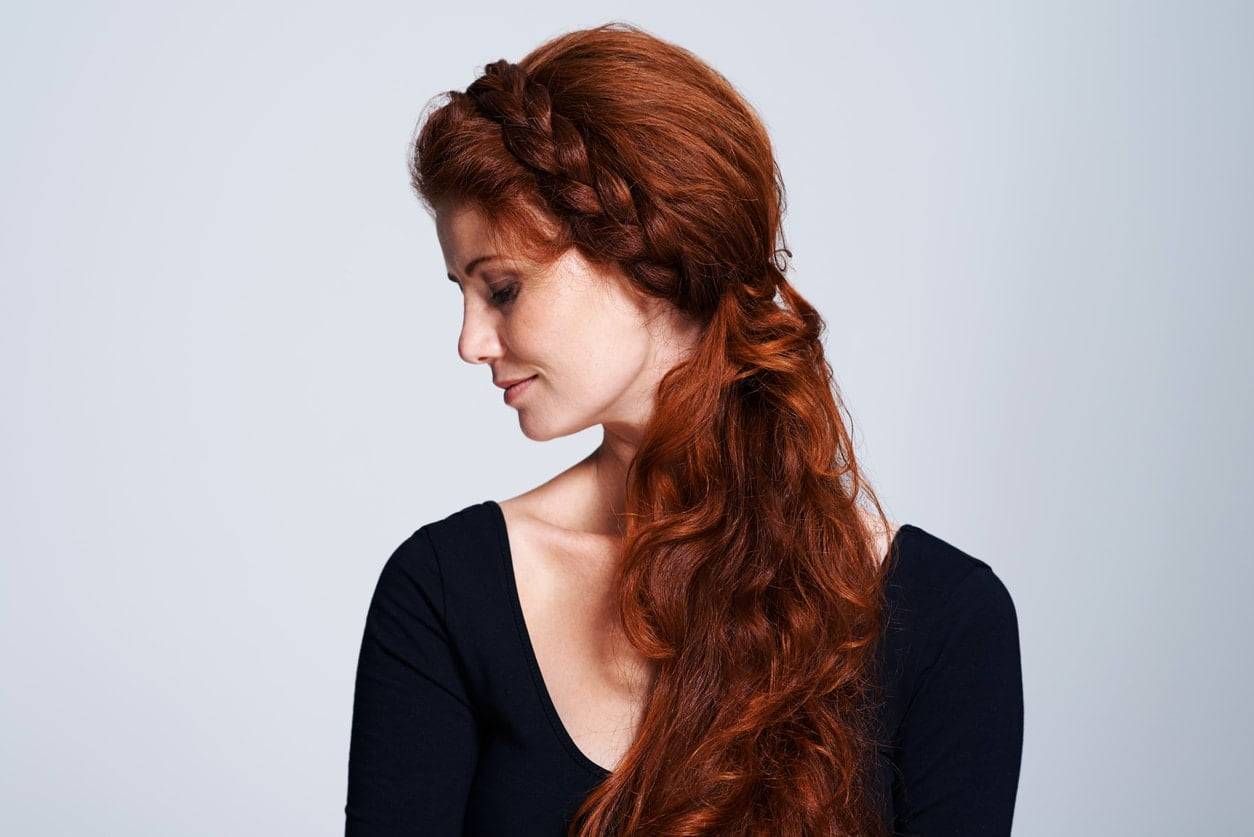 7 consigli per acconciature nei giorni ventosi: così i tuoi capelli non si annoderanno mai