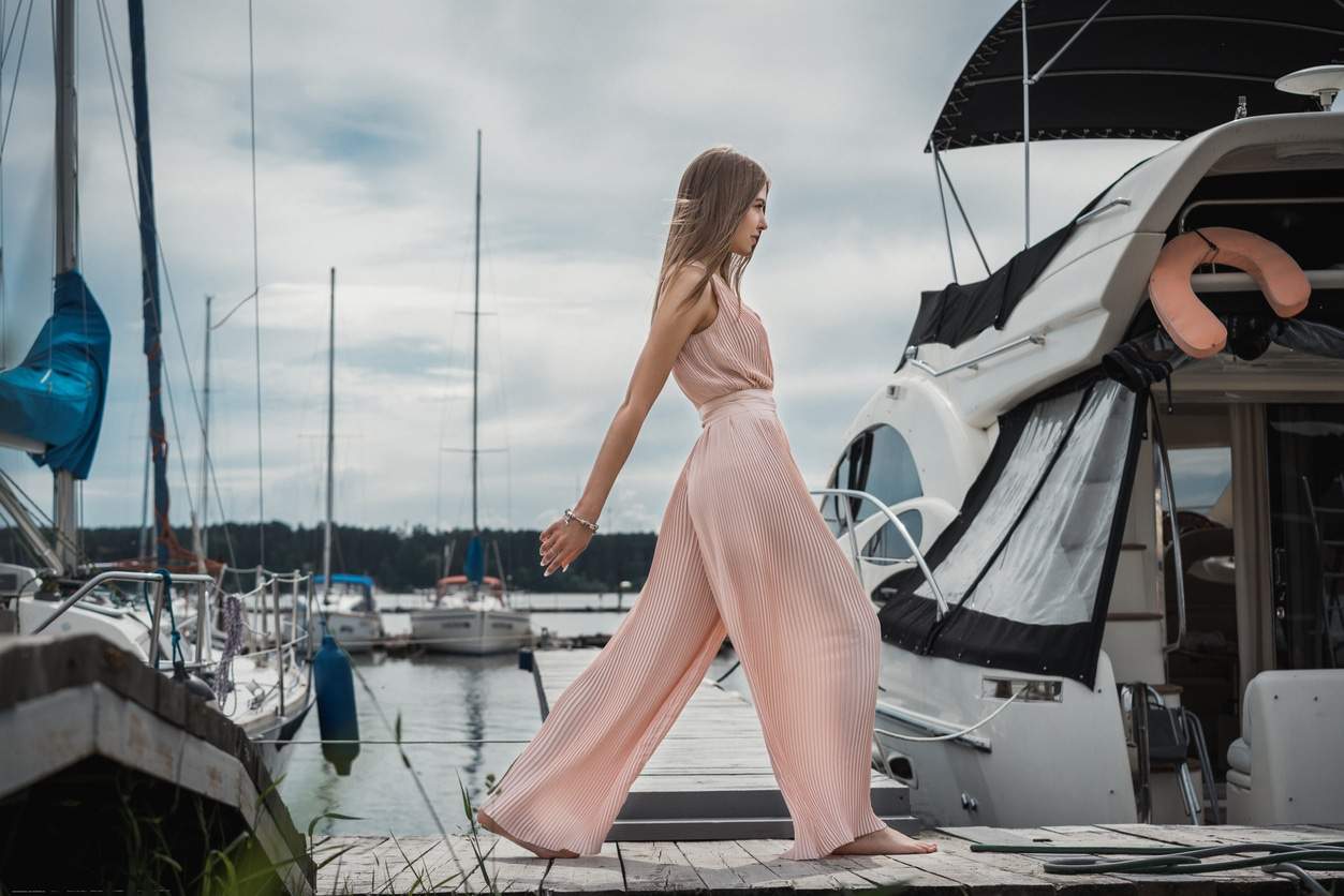 Vous êtes petite ? Ces vêtements allongent merveilleusement votre silhouette — Mode