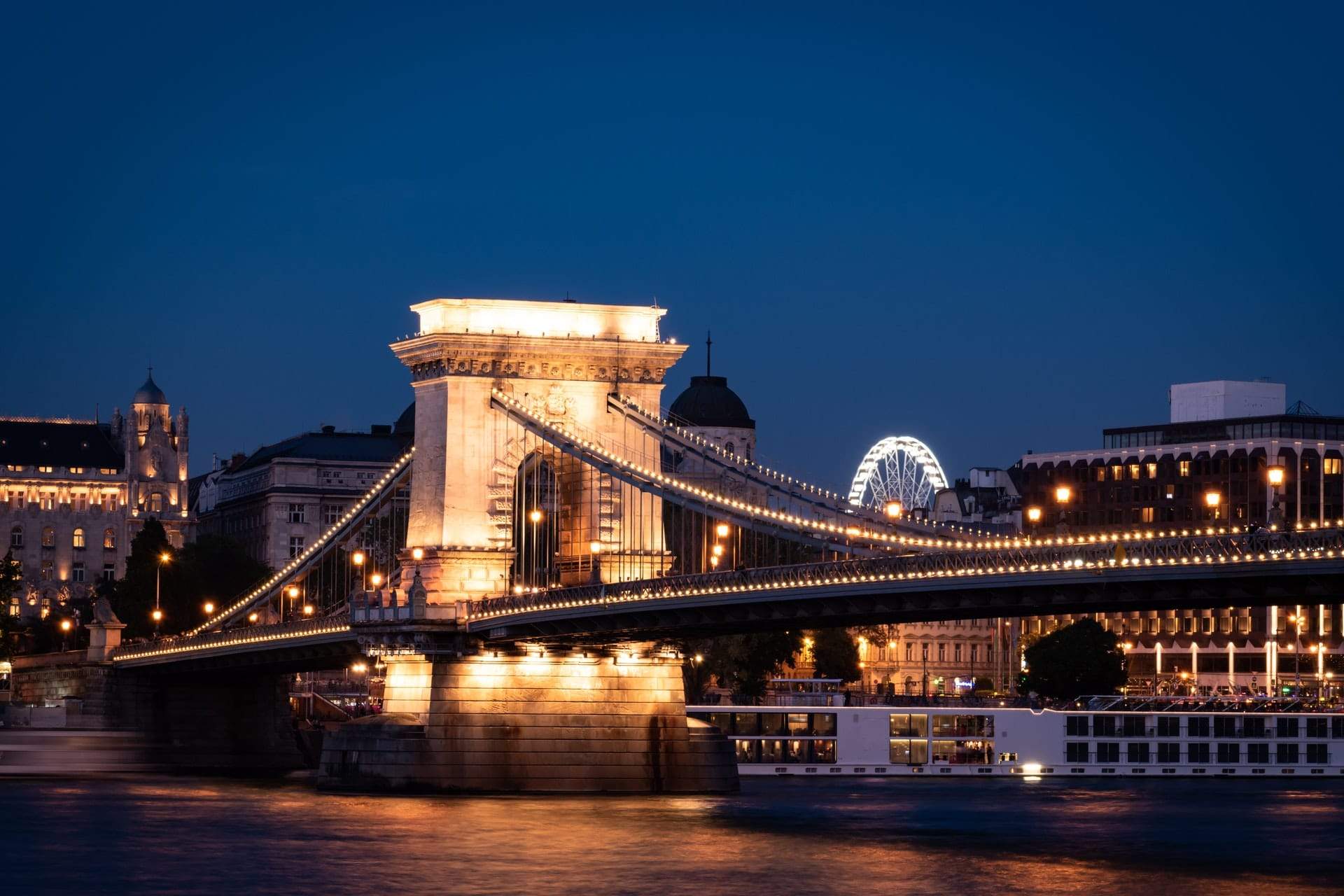 Cena en un barco por el Danubio: la velada de Budapest que nadie olvida — Ocio