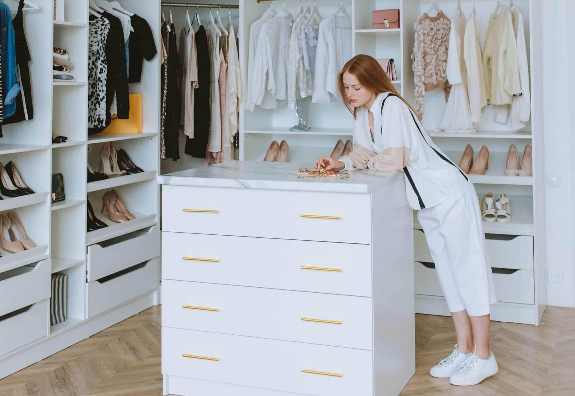Clever Kleidung aufbewahren: So bleibt dein Kleiderschrank immer ordentlich — Haushalt