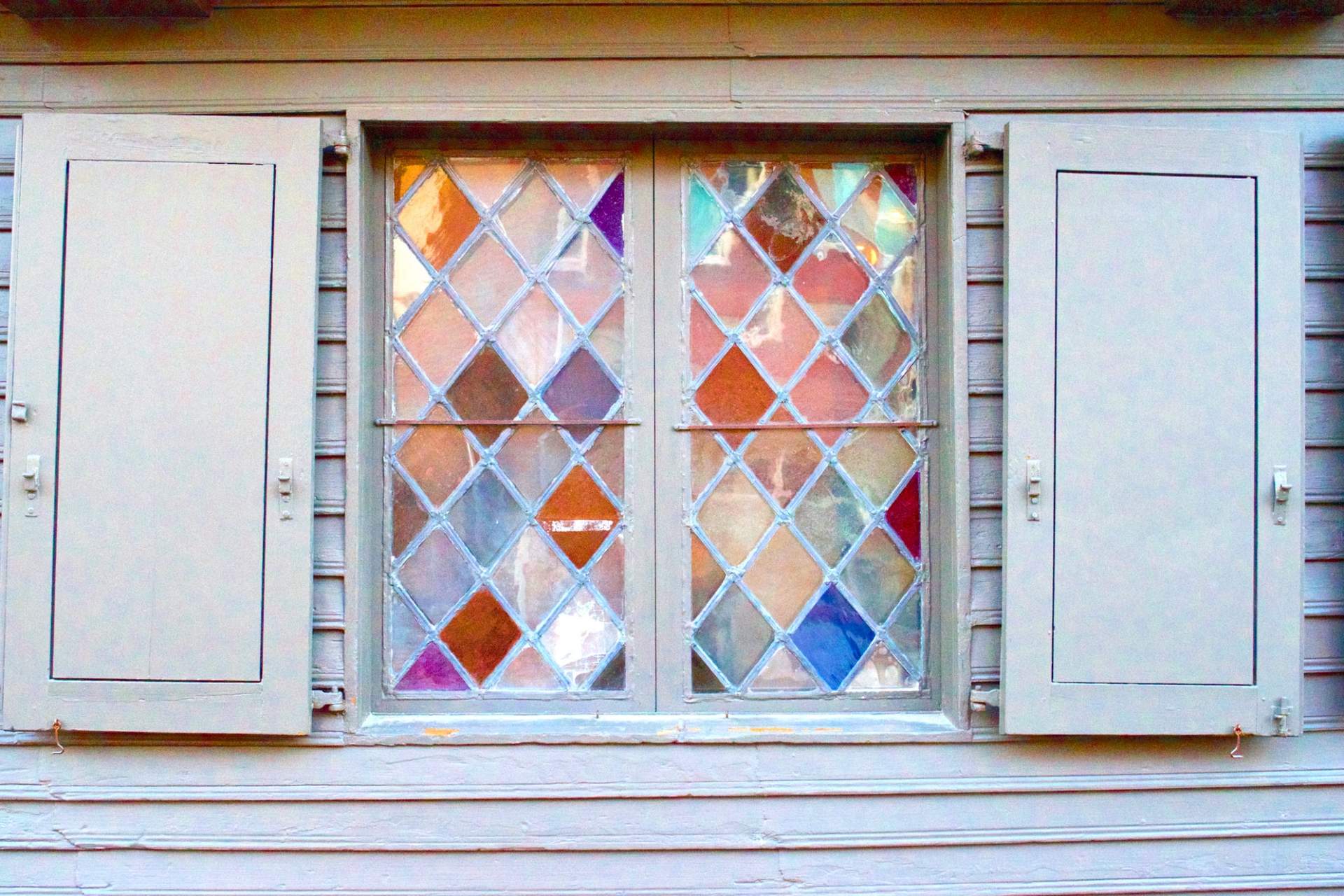 Comment créer une décoration effet Tiffany spectaculaire sur ta fenêtre — Loisir